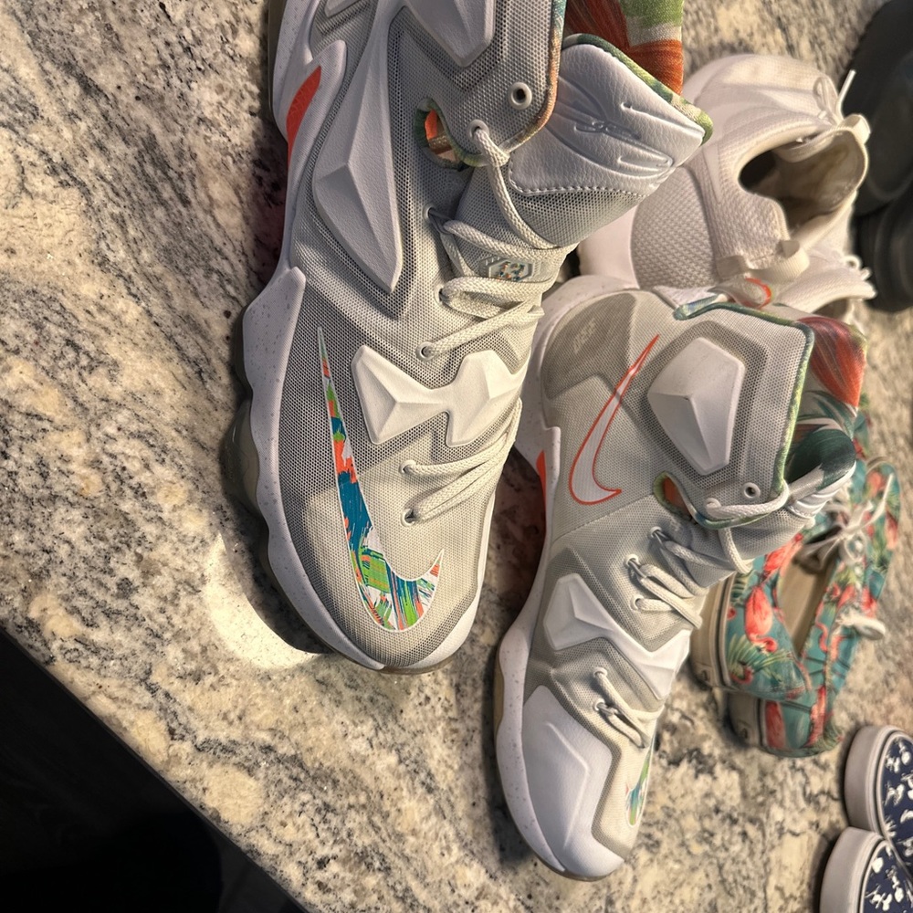Size 13.5 Lebron 13 Easter - Picture 4 of 5
